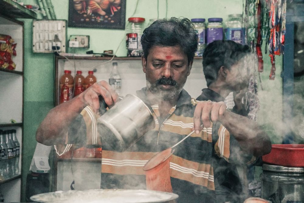 वाफाळता चहा गाळताना