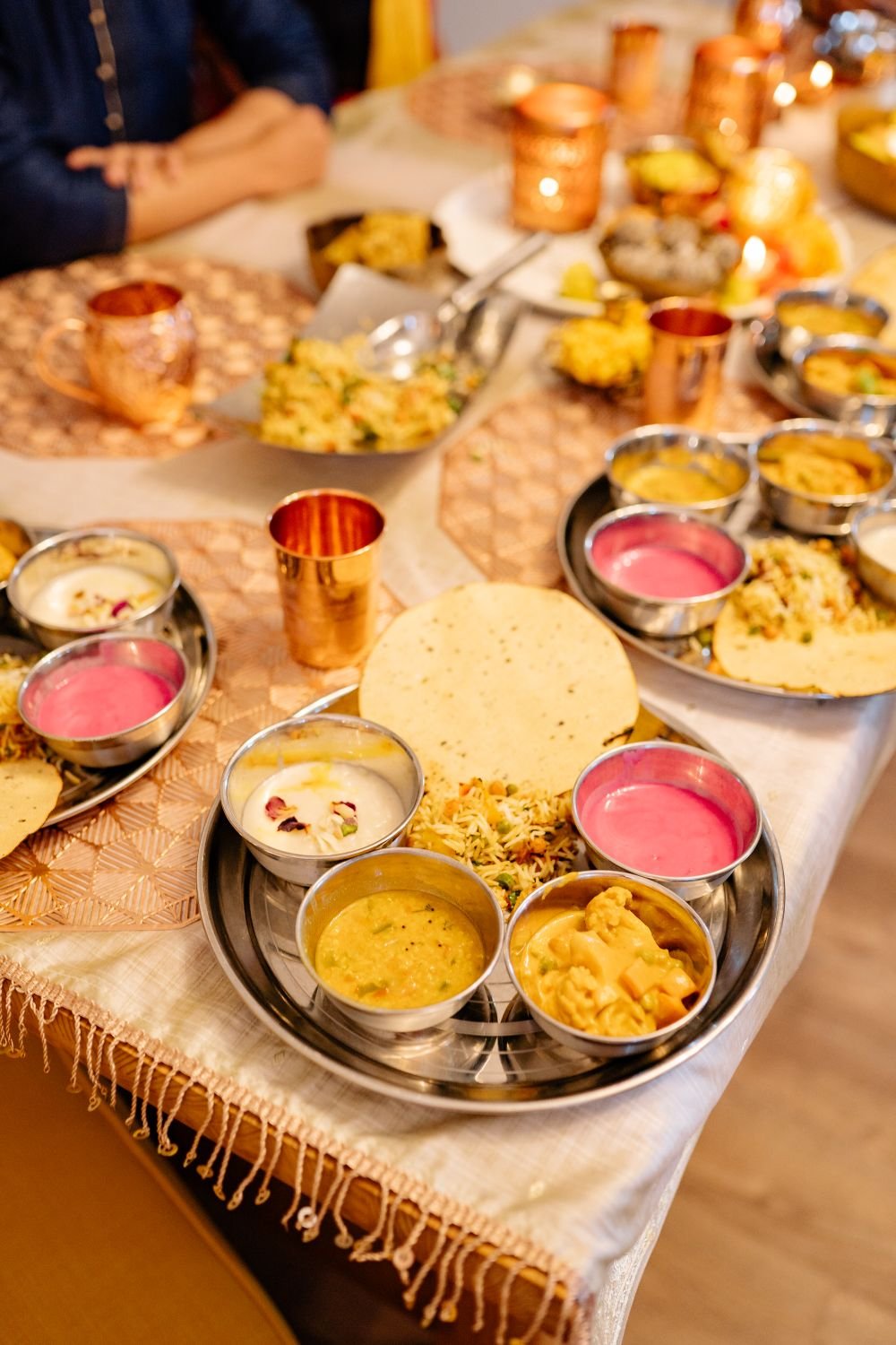 सणासुदीला वाढलेली पारंपरिक थाळी