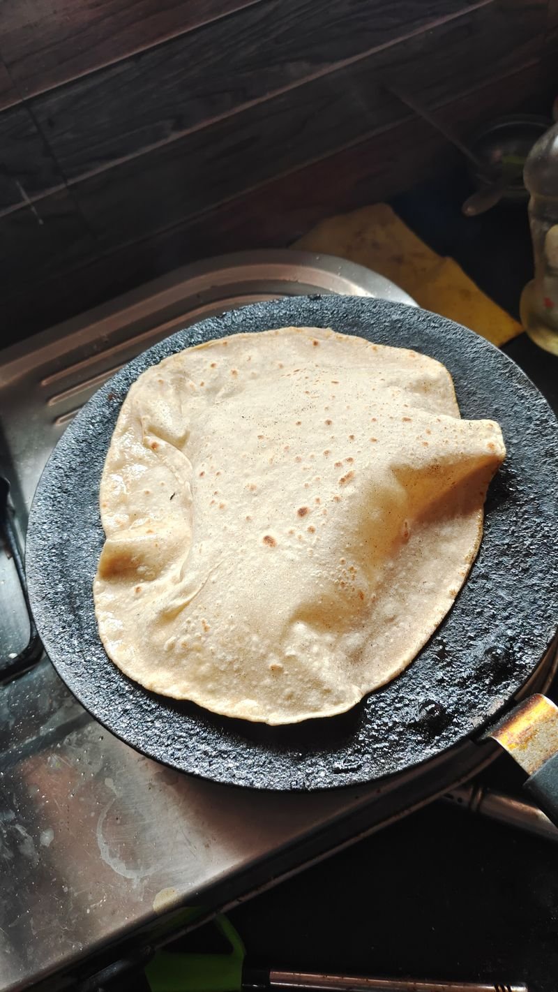 तव्यावरची गरम ज्वारीची भाकरी