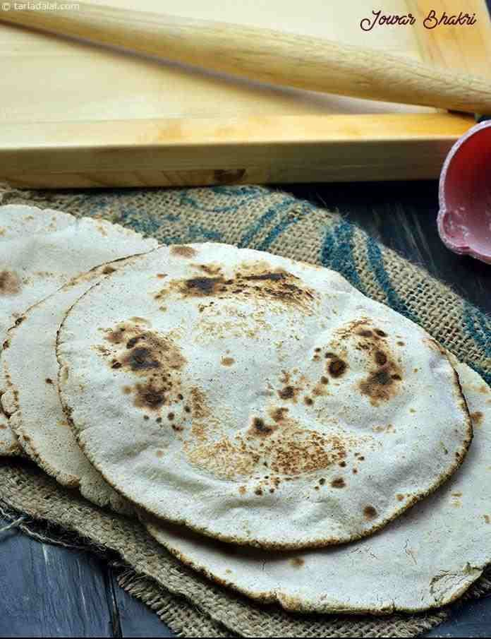 तव्यावरची गरम ज्वारीची भाकरी