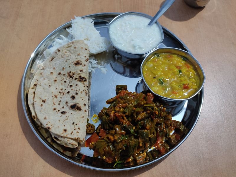 शाकाहारी थाळी — चपाती, भाजी, वरण व दही