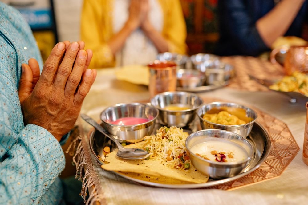 पारंपरिक पद्धतीने ताटावर वाढलेले जेवण